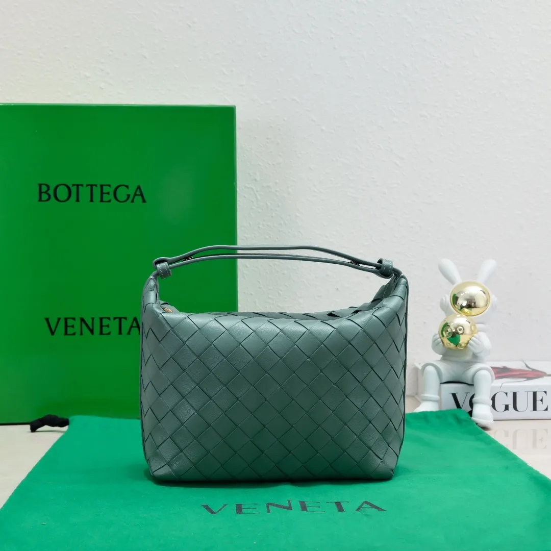 Batch 1360 #BvWallace Shoulder Lunch Bag 🔥 A lunch box bag that you can just grab and go. It is made of classic intrecciato weaving technology and reflects the craftsmanship of Bottega. The entire bag is made of top-grade happa lambskin. It is very soft and lightweight. The small bag shape is cute and exquisite. The interior capacity is also very large and can be carried under the arm. It is quite practical! The bottom of the bag is made of gold metal to prevent wear and tear. The details are really good! Choose this elegant commuting bag for Zaoba people~ Size: 22x13x9.5, model number; 7748#